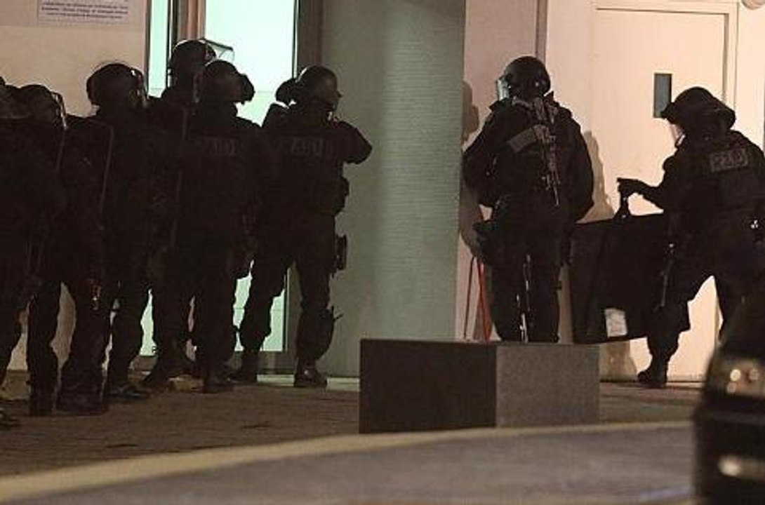 Manhunt for Charlie Hebdo suspects as France mourns victims