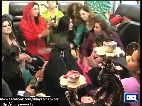 Imran Khan and Reham Khan Marriage - People danced, distributed Sweets to celebrate