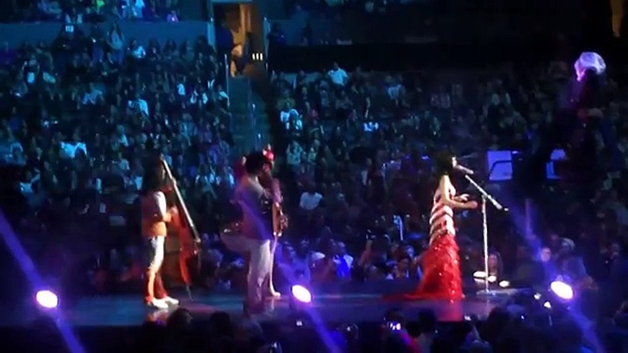 Katy Perry Concert - "The One That Got Away" Live - Fan Video - Concert Zap