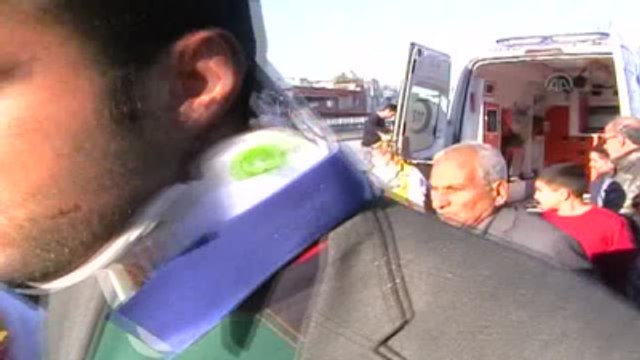 Mersin'de Kamyon Halk Otobüsüne Çarptı: 8 Yaralı