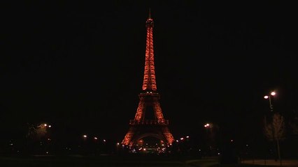La tour Eiffel rend hommage à Charlie Hebdo
