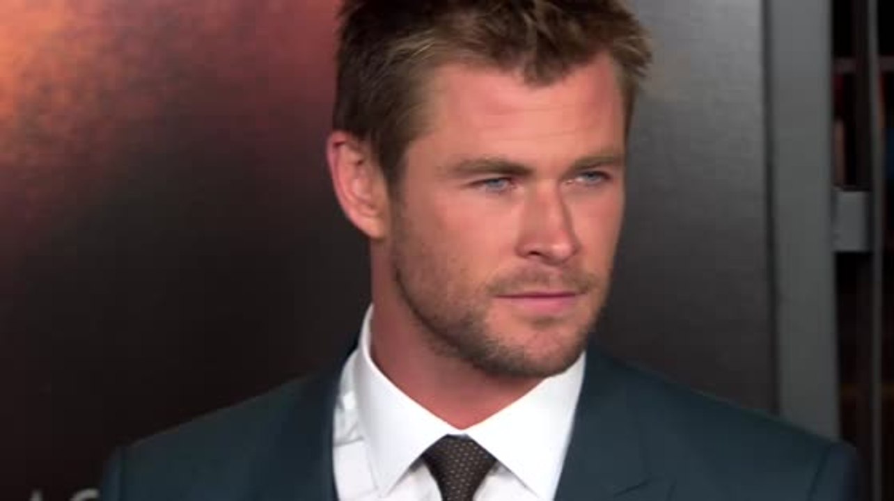 Chris Hemsworth heizt die Menge bei der Blackhat Premiere an