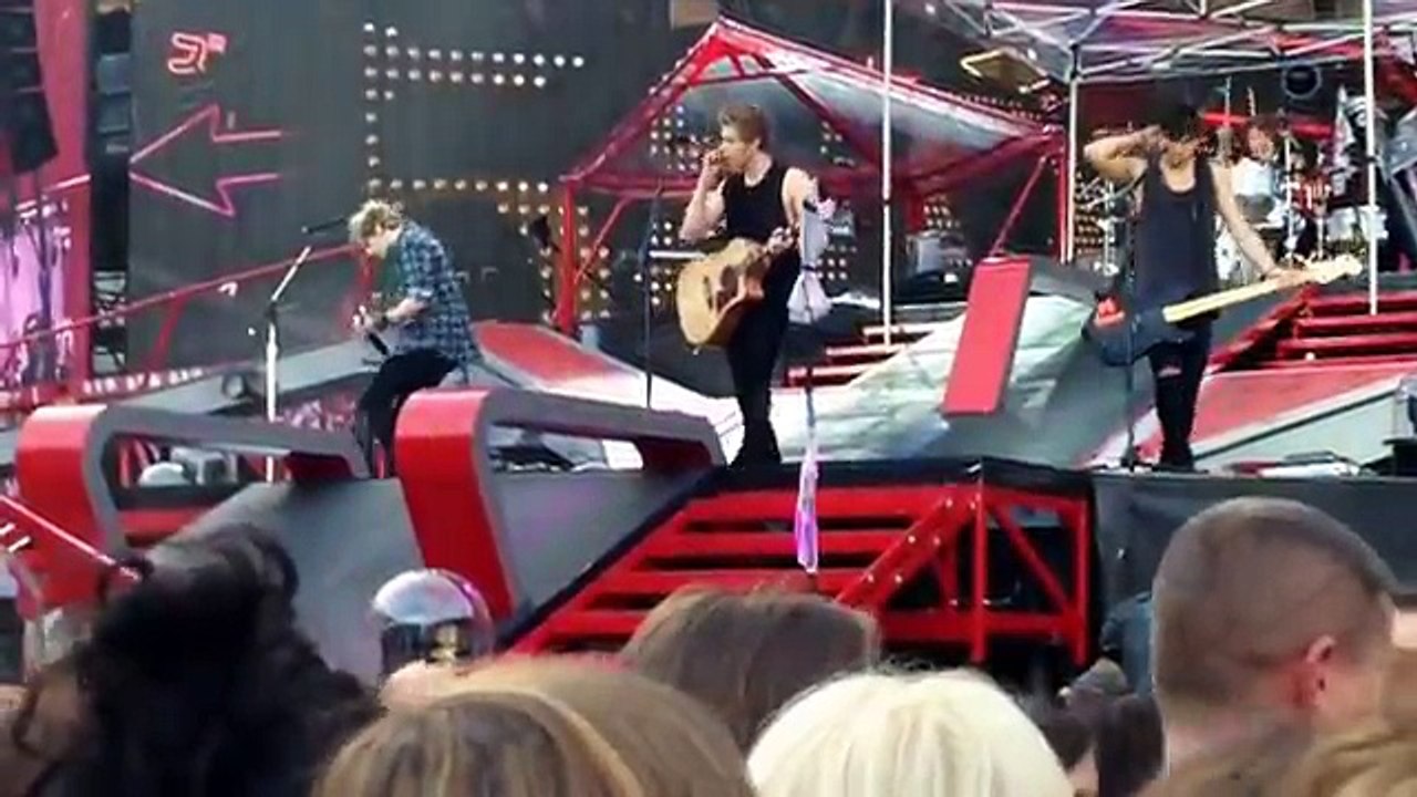 5 Seconds of Summer Concert - "Beside You" Live - Fan Video - Concert Zap