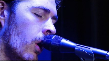 Hozier interprète "Take me to church"