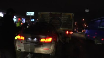 Otomobil, Çarptığı Tırdan Ayrılmadı: 1 Yaralı