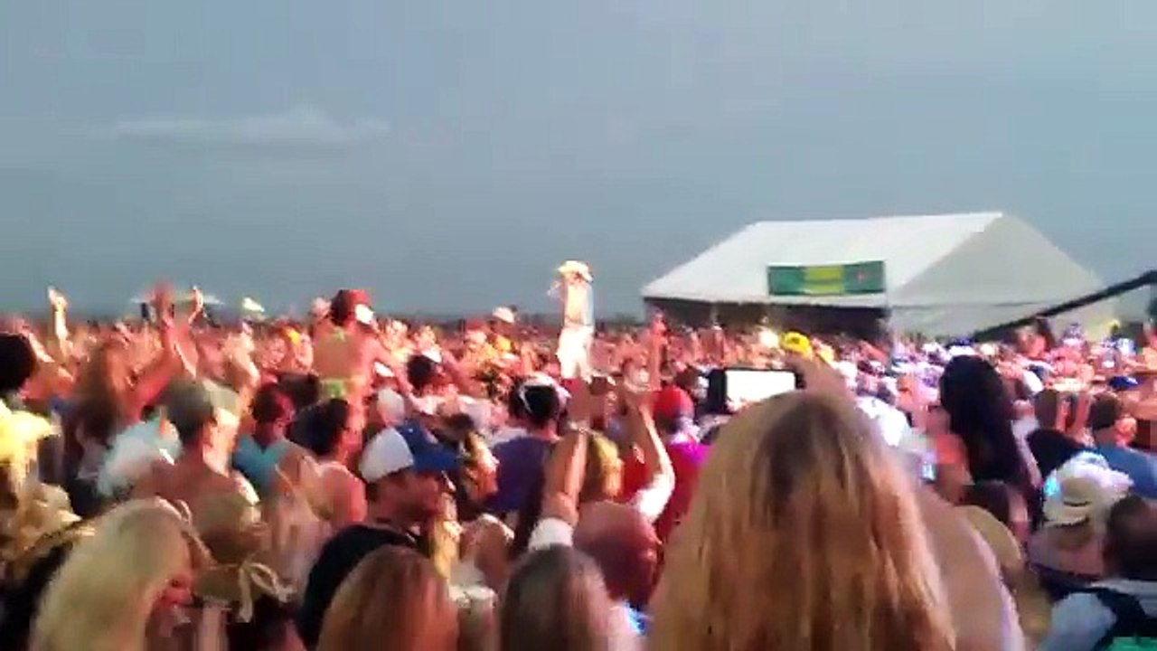Kenny Chesney Concert - "Summertime" Live - Fan Video - Concert Zap