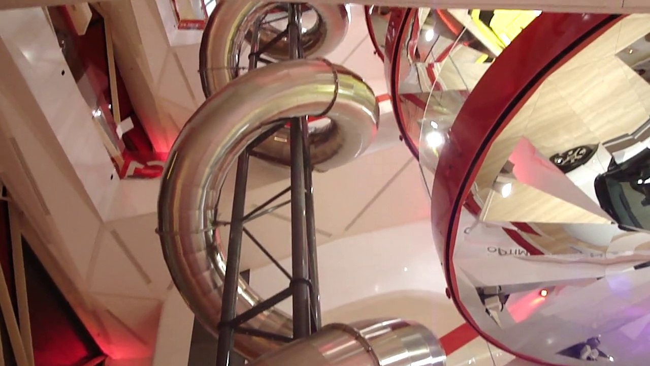 Citroën C42 : un toboggan géant dans le showroom Citroën des Champs Elysées