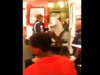 Un couteau enfoncé dans son dos et ce gars ne pense qu'à ses canettes ....