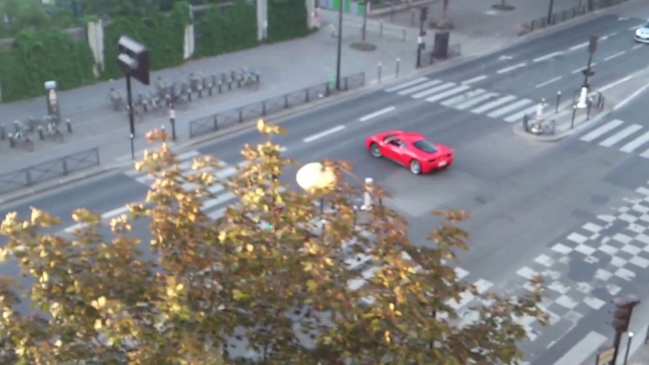 Une Ferrari 458 Italia se décrasse les soupapes en plein Paris