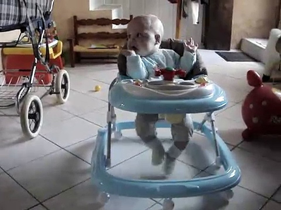 Elouan dans son trotteur !