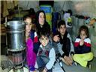 عراقيون فروا من المعارك يواجهون صقيع مخيمات النزوح