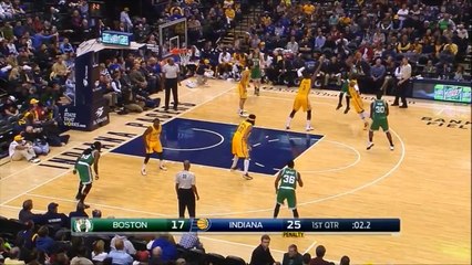 Chris Copeland rentre un shoot de la raquette adverse… trop tard