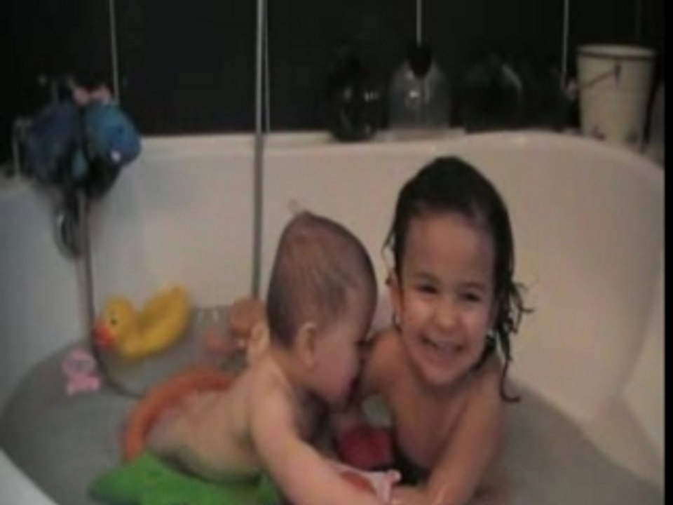 LES FILLES DANS LE BAIN