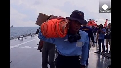 انتشال ذيل الطائرة الماليزية من بحر جاوة