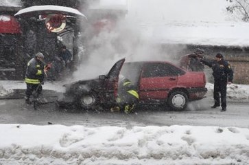 Sürücü, Yanan Yeni Otomobilin Başında Dakikalarca Ağladı