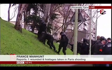 Des policiers glissent sur l'herbe à la Porte de Vincennes