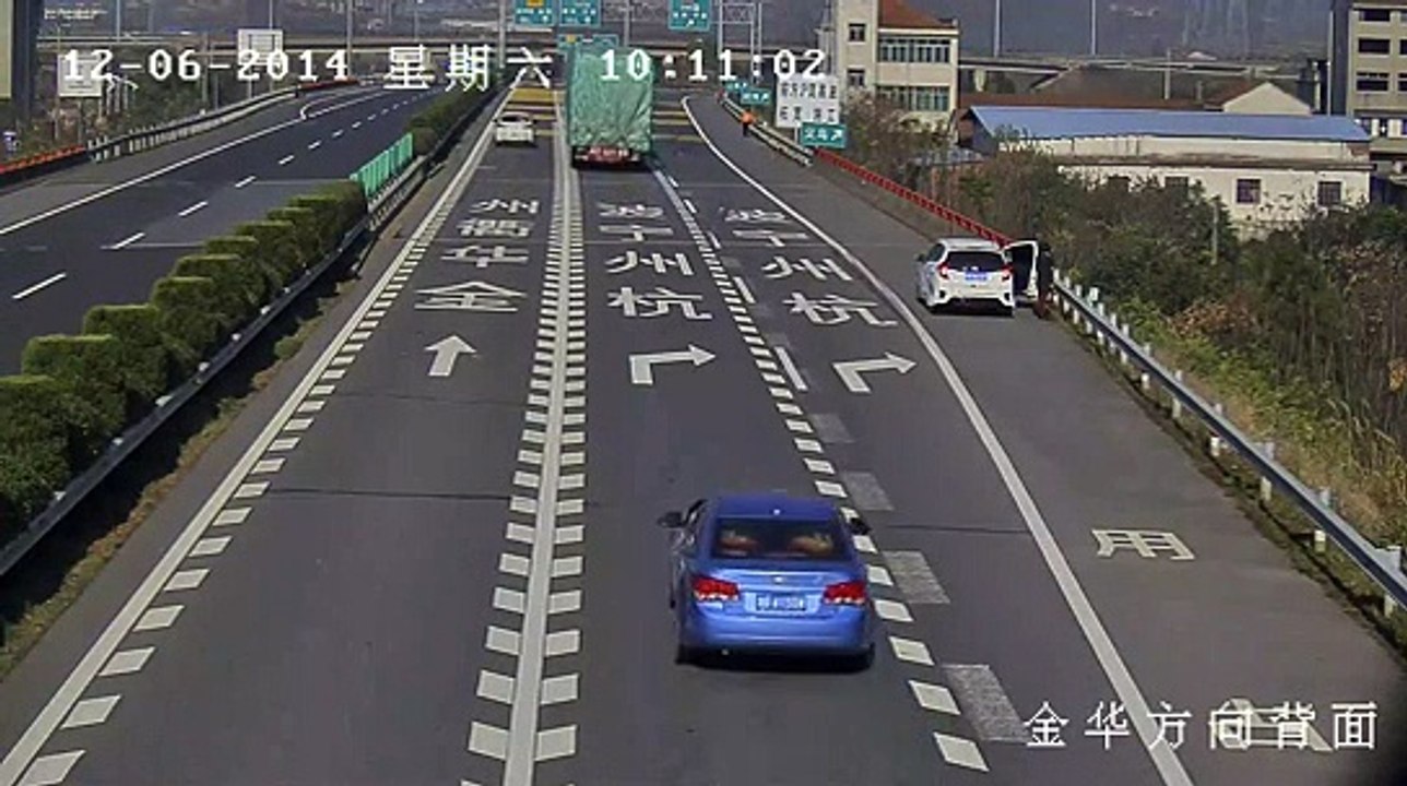 Automobiliste vs Pneu de camion