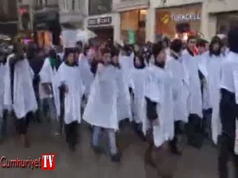 Taksim'de ülkücüler ile polis arasında arbede