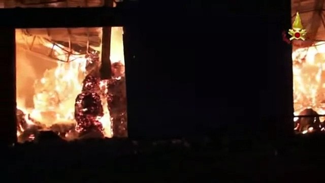 Varese - Incendio alla cartiera, fiamme ancora da domare (08.01.15)