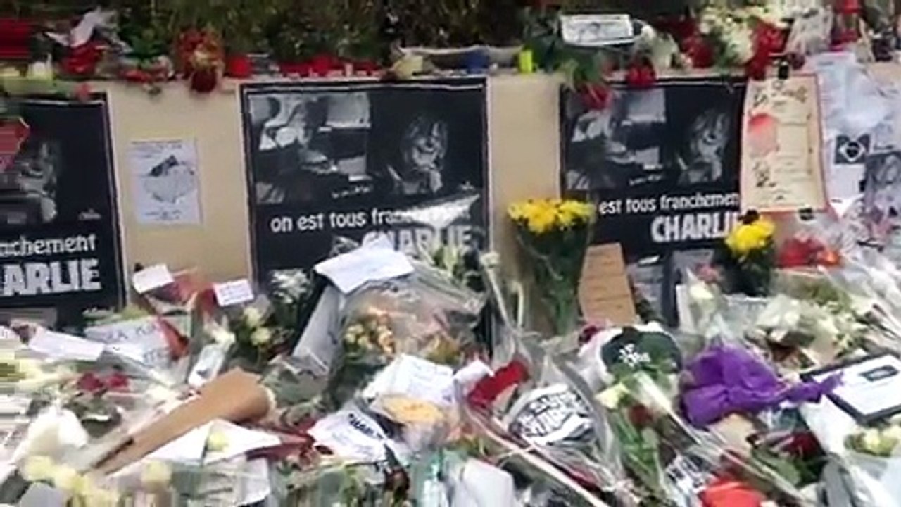 Des fleurs et des dessins devant les locaux de «Charlie-Hebdo»