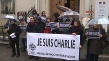 Fransız Konsolosluğu Önünde Charlie Hebdo'ya Destek Verdiler