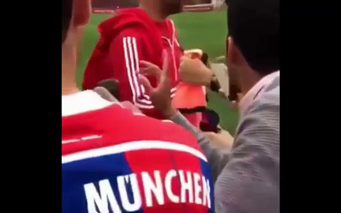 Pep Guardiola refuses to sign FC Barcelona's shirt in Doha