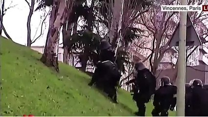 Une équipe d'intervention de la police galère à grimper une pente glissante pendant la prise d'otage à Vincennes