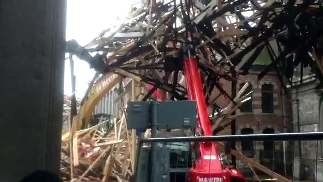 Démontage du Passenger d'Arne Quinze à Mons. Vidéo E. Ghislain