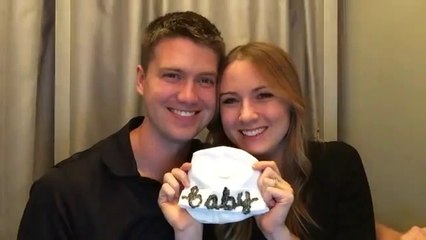 Elle annonce qu'elle est enceinte dans un photomaton
