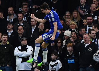 Com gols de Oscar e Diego Costa, Chelsea recupera liderança do Inglês