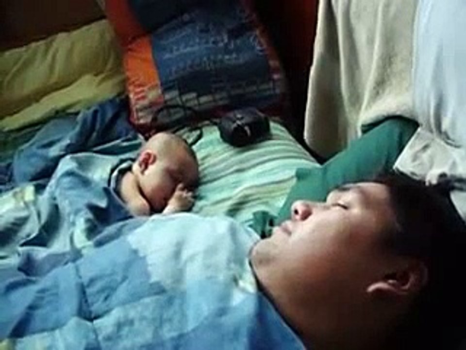 Little Kid Scare With His Dad During Sleep