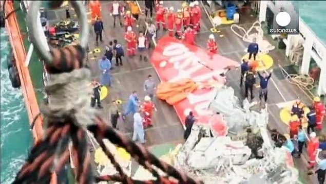 Катастрофа AirAsia: рятувальники не знайшли чорних скриньок у хвості лайнера