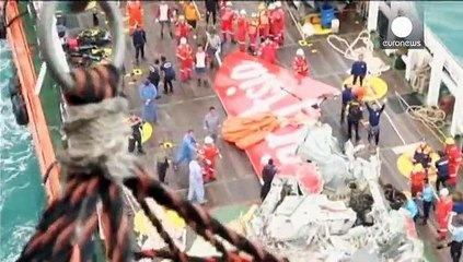 Volo AirAsia, ispezione coda: si ricerca scatola nera