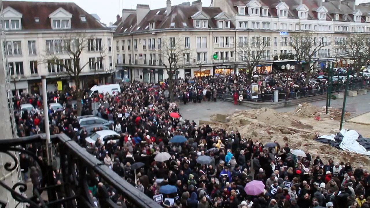 Beauvais : des milliers de Charlies dans les rues du centre