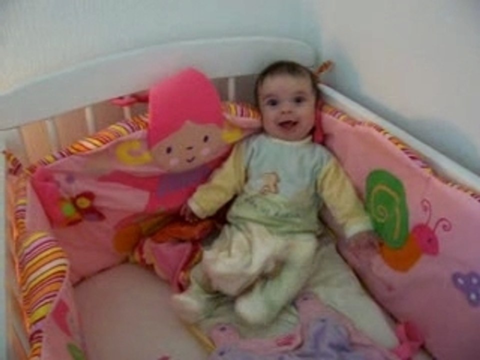 Lola assise dans son lit 100_5579