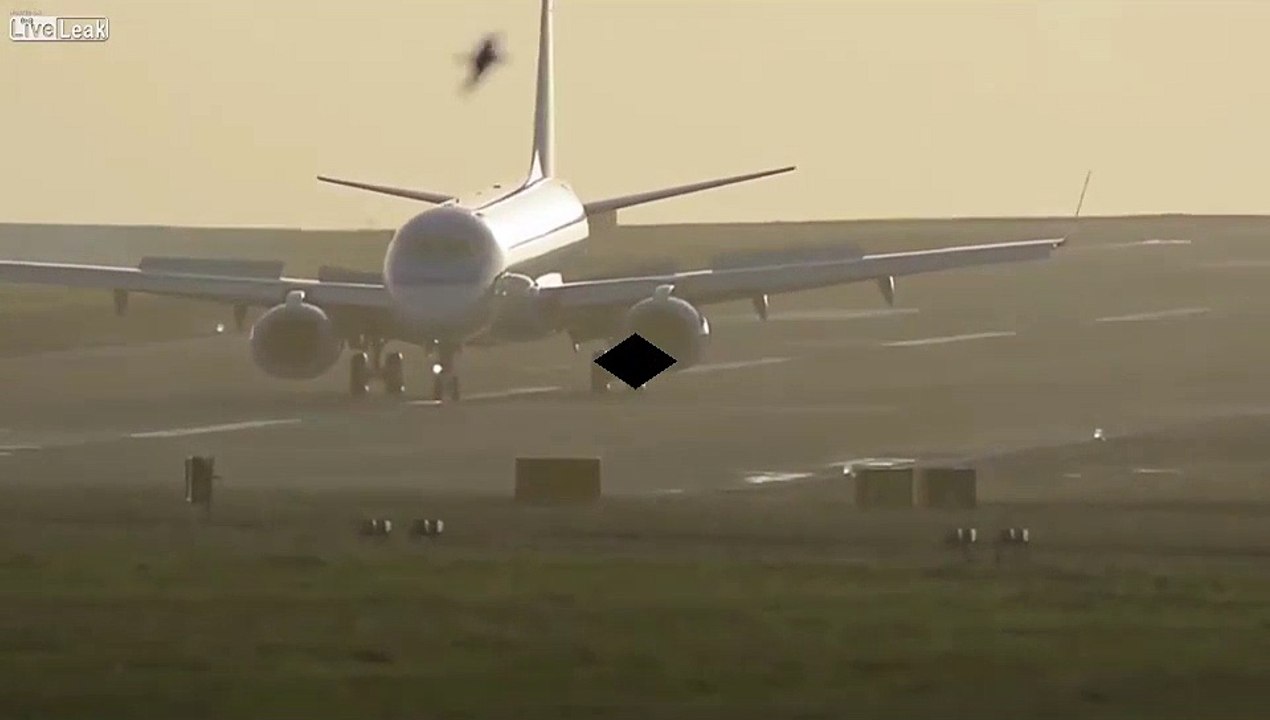 Watch dangers plane landing _ Polit struggle to  land the Plane in storms at Leeds Bradford Airport.