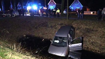 Beelden: Auto belandt in de sloot in Nieuw-Weerdinge - RTV Noord