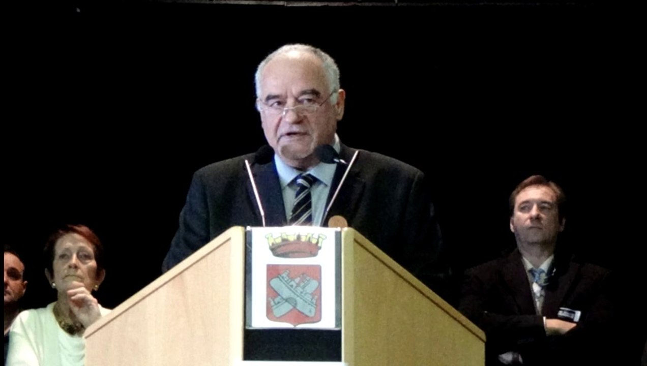 VILLECROZE VAR Roland Balbis Maire de Villecroze et son conseil Municipal le Samedi 10 Janvier 2015 ont été heureux de vous inviter à la Cérémonie de présentation des voeux www.mairie-villecroze.com VILLECROZE VAR