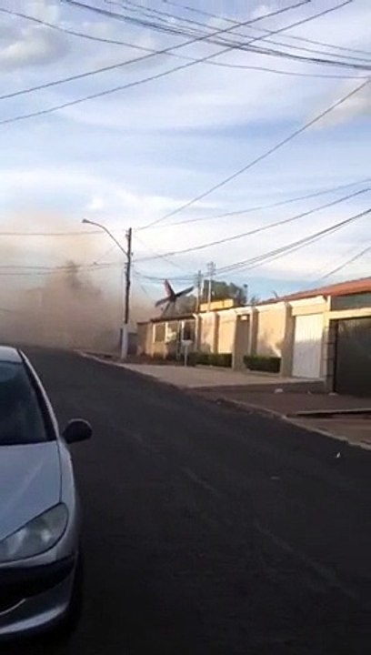Veja imagens feitas após queda de avião sobre uma casa em Luziânia