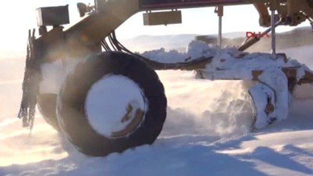 Bitlis'te Dondurucu Soğukta Karla Mücadele