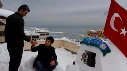 Evinin Terasına Kardan Kafeterya Yaptı