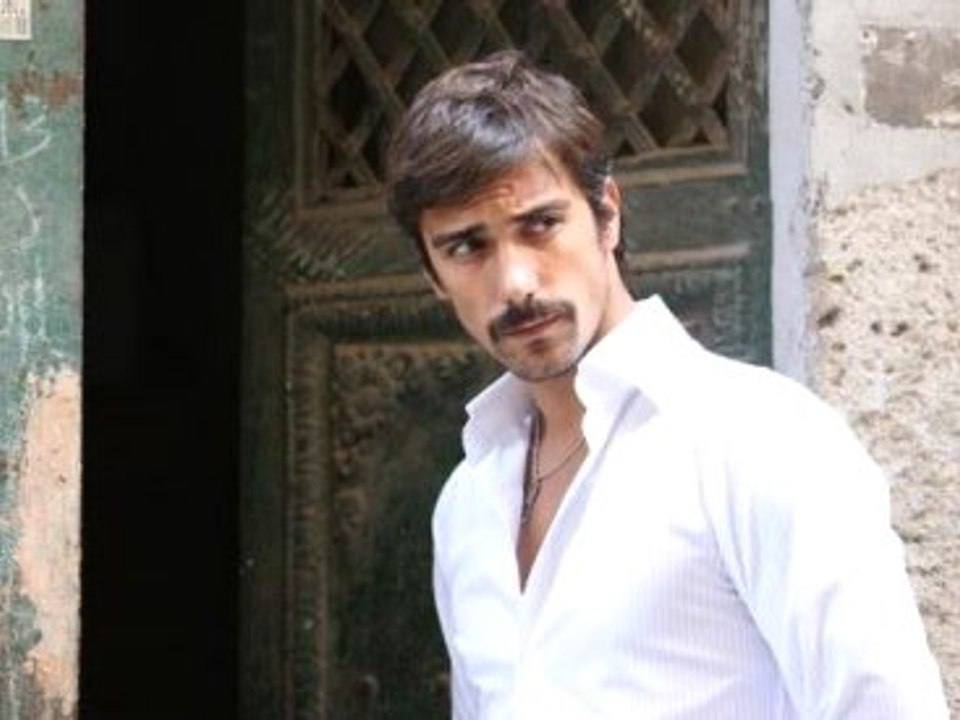 İbrahim Çelikkol, Futbolcu Selçuk Şahin'in Nişanlısını Öpmeye Kalkmış!