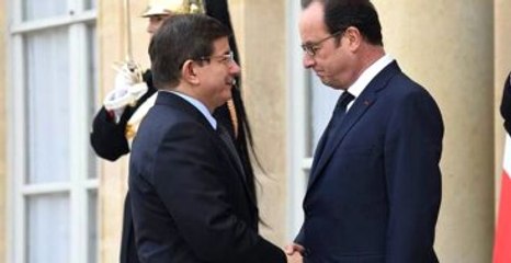 Paris'e Giden Davutoğlu'ndan Fransızca Tweet