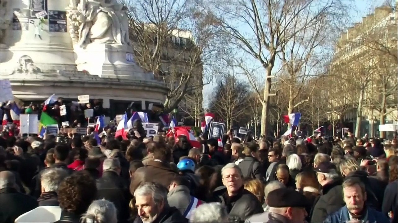 Marche contre le terrorisme : la place de la République noire de monde