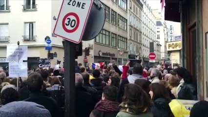 On chante la Marseillaise dans les rues de Paris