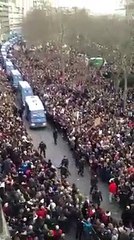 La foule applaudit la police en hommage aux policiers tués