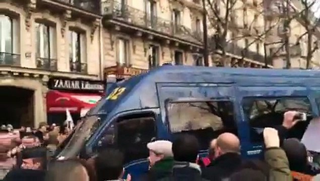 Marche républicaine à Paris : la foule applaudit la police