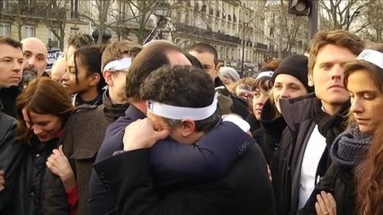 Marche républicaine : François Hollande prend Patrick Pelloux dans ses bras