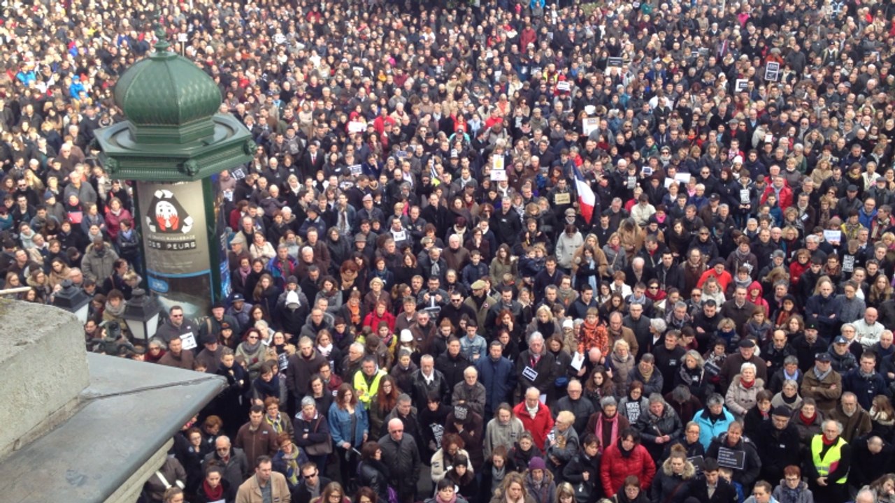 Charlie-Hebdo: 12 000 personnes dans les rues