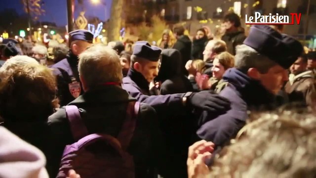 Marche républicaine: les policiers applaudis par la foule